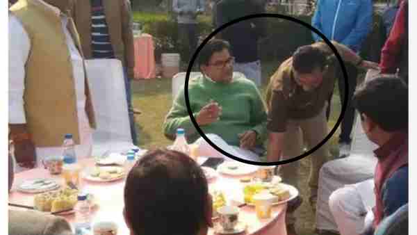 पैर छूने की तस्वीर हुई वायरल