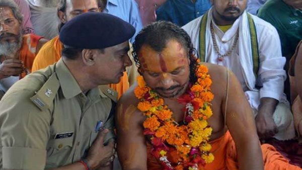 अनशन पर बैठे परमहंस दास