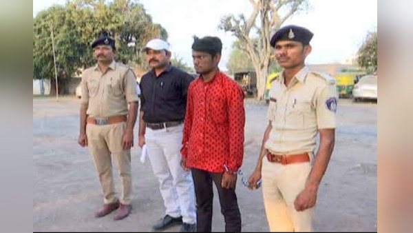 पहले भी कर चुका था लड़कियों को तंग