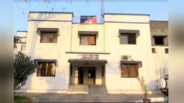 परिजनों को कमरे पर मिली बेटी की लाश