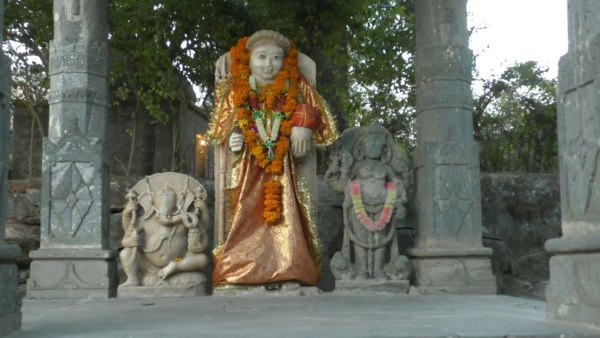 राजकुमारी की मां पर बरसाते हैं पत्थर