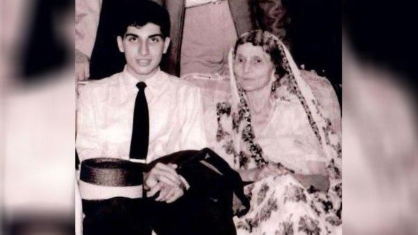 तलाक के बाद दादी ने पाला 