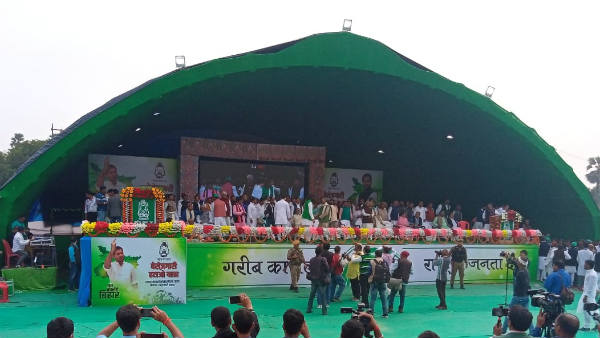 तेजस्वी के मंच से लालू-राबड़ी की तस्वीर गायब