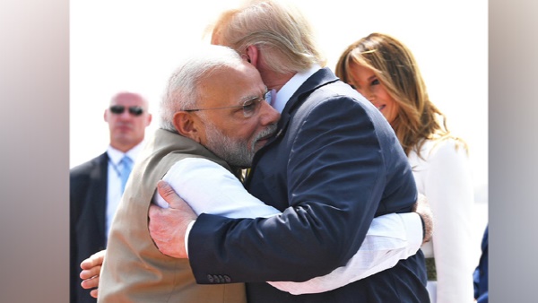 मोदी ने ट्रंप को एयरपोर्ट पर एक 'टाइट हग' किया मोदी ने ट्रंप को एयरपोर्ट पर एक 'टाइट हग' किया