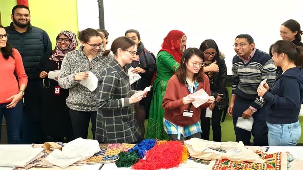  कशीदाकारी का अभ्यास करवाया