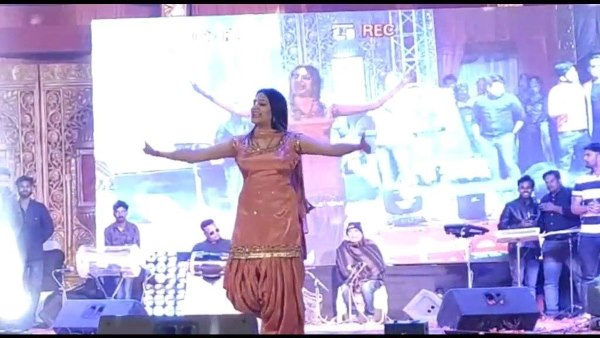 प्रतापगढ़ के शिवरात्रि मेले में आई थीं सपना चौधरी प्रतापगढ़ के शिवरात्रि मेले में आई थीं सपना चौधरी