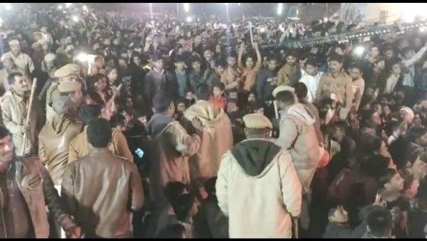 अफरा तफरी मच गई और कुर्सियां टूट गईं अफरा तफरी मच गई और कुर्सियां टूट गईं