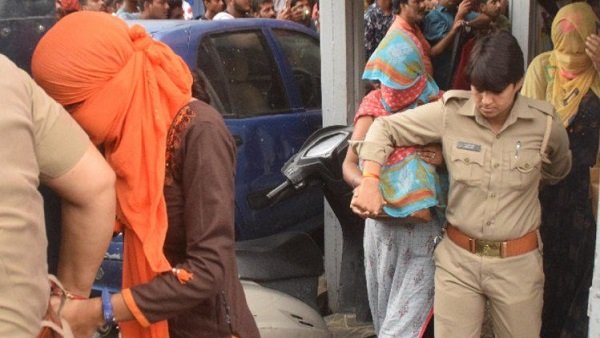 लड़कियों को हिरासत में ले लिया गया 