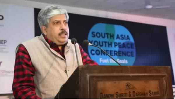 'बापू के विचारों को तोड़ा-मरोड़ा जा रहा है'