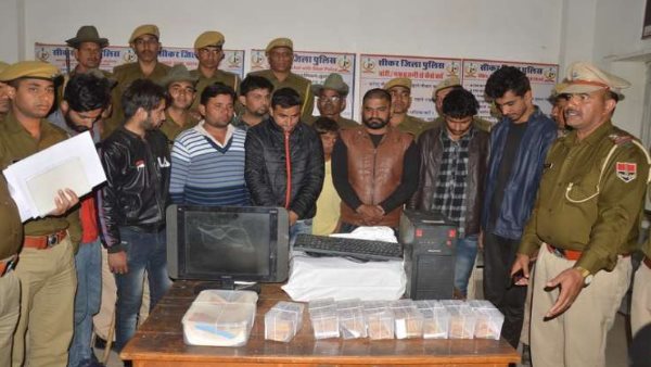 7 जनों की पुलिस ने संदिग्ध अवस्था में तलाशी ली