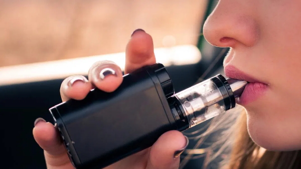 सिगरेट और हुक्का आजादी का प्रतीक