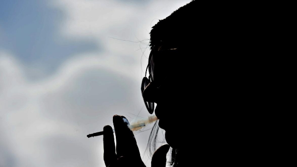 महिलाओं में बढ़ा धूम्रपान का क्रेज