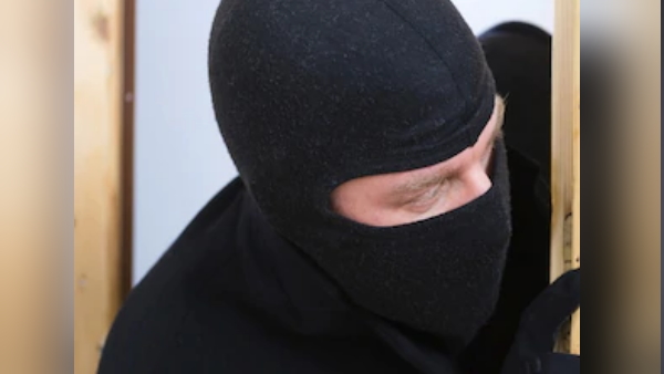 कर्नल का घर देख चोर ने बदला इरादा