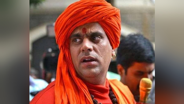 शरीर पर गोबर का लेप लगाए कोरोना के मरीज