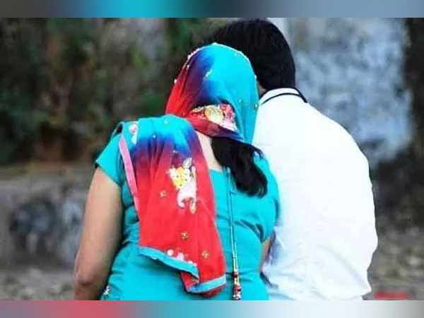 ऑनलाइन बदनाम करने की धमकी दी