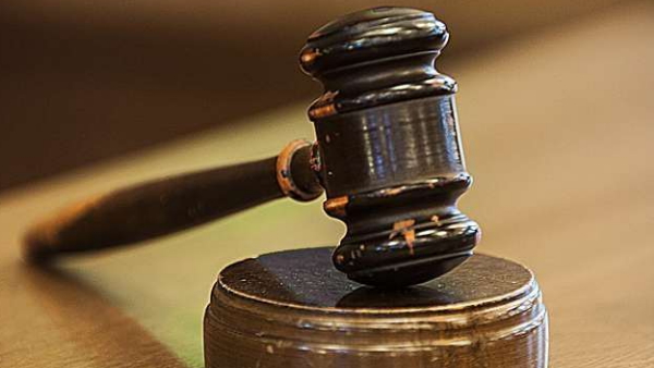 बच्चे के सामने हो गई थी अर्धनग्न