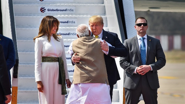 डोनाल्ड ट्रंप और मेलानिया ट्रंप का स्वागत रेड कारपेट पर किया गया डोनाल्ड ट्रंप और मेलानिया ट्रंप का स्वागत रेड कारपेट पर किया गया