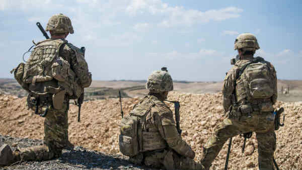 मैदानों में पड़े हैं लोगों के शव