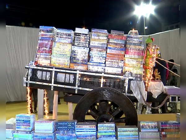 कुरान, बाइबिल एवं गीता समेत 18 पुराण लाए गए