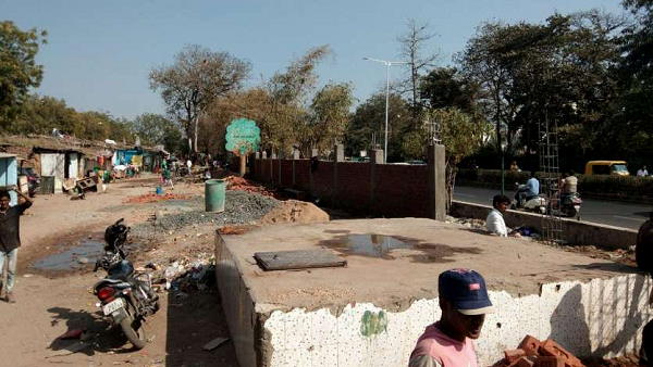 'झुग्गी-झोपड़ियों को छिपाने के बजाए पक्के घर दें'