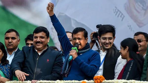 AAP ने किया 62 सीटों पर कब्जा