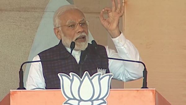 द्वारका रैली में पीएम मोदी ने बोला हमला