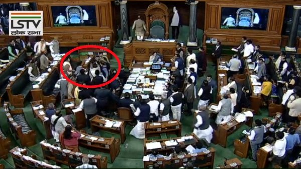 लोकसभा में हुआ था भारी हंगामा