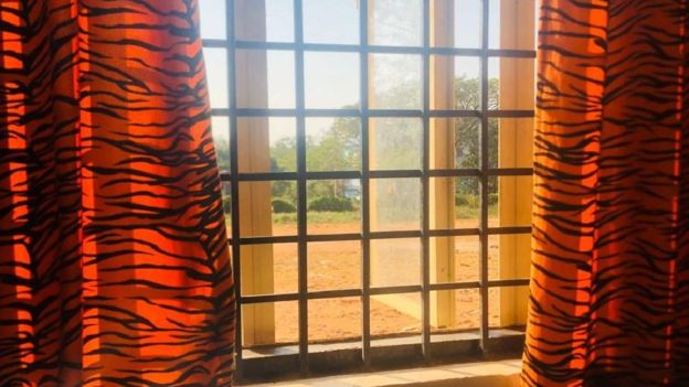 इस ख़िड़की से बाहरी दुनिया देखती थीं राफ़िया