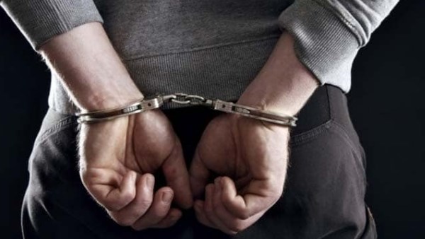 पुलिस पर चलाई गोलियां