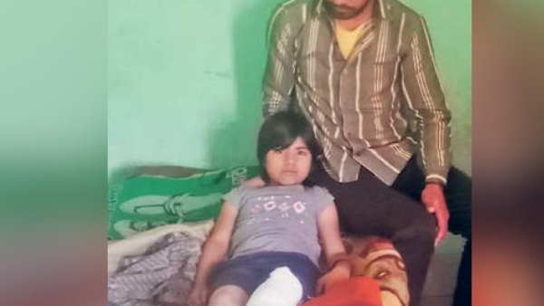 बच्ची के पीठ पर बैठा दिए दो-तीन छात्र