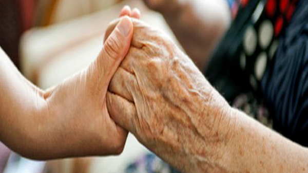 बुजुर्ग शख्स प्रॉपर्टी डीलिंग का करता है काम