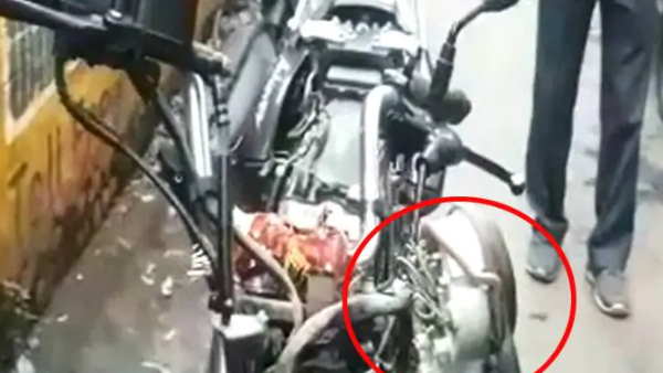 सड़क के किनारे अध्यापक ने खड़ी कर दी बाइक