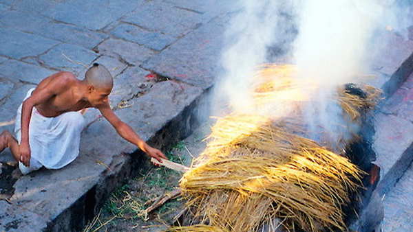 लोग अंतिम संस्कार करने से कर रहे थे मना