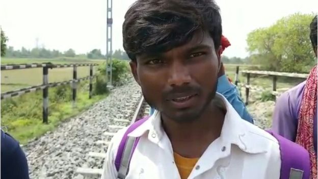 रेल की पटरी से घर लौटते बालेश्वर कुमार