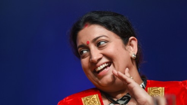 स्मृति ईरानी ने ट्विटर पर लिखा . बैठे-बैठे क्या करें, करना है कुछ काम...