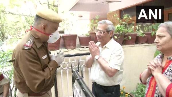 बच्चे विदेश में एसएचओ ने पहुंचाया जरूरी सामान