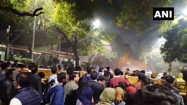 Coronavirus ने लगाई प्रदर्शनकारियों पर लगाम