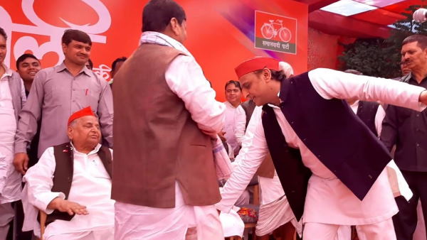 अखिलेश के भाषण के दौरान पहुंचे शिवपाल