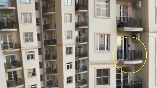 गायत्री मंत्र गा कर हौसला बढ़ा रहीं महिलाएं