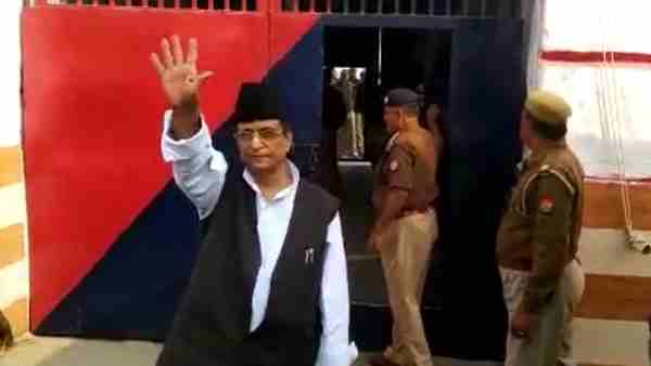 यूनिवर्सिटी में हैं तीन हजार छात्र यूनिवर्सिटी में हैं तीन हजार छात्र