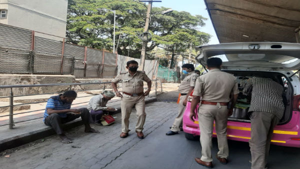 Bengaluru city Police provide food to needy during lockdown Coronavirus
