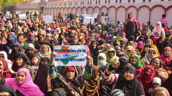 पति भेजते हैं प्रदर्शन में 