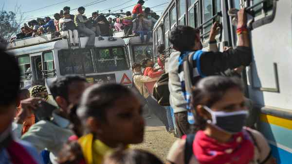 पलायन से बना लॉकडाउन का मजाक