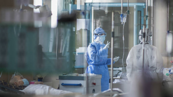 बैंक और कैश से बनाए दूरी