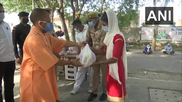 सीएम ने जरूरतमंदों को बांटी खाद्य सामग्री और राशन 