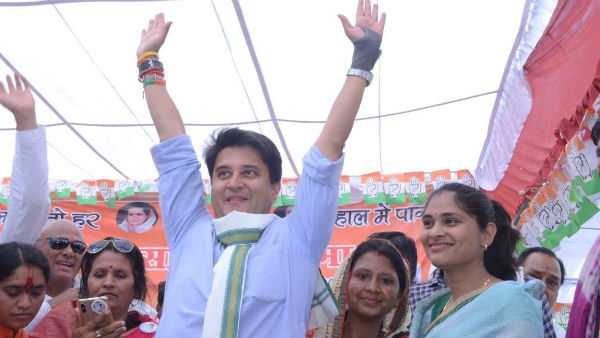 सिंधिया के कदम से कांग्रेस आहत भी और नाराज भी 