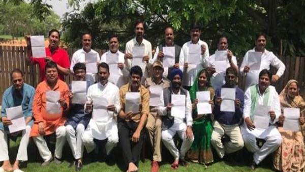 22 विधायक बेंगलुरु में डाले हैं डेरा 22 विधायक बेंगलुरु में डाले हैं डेरा