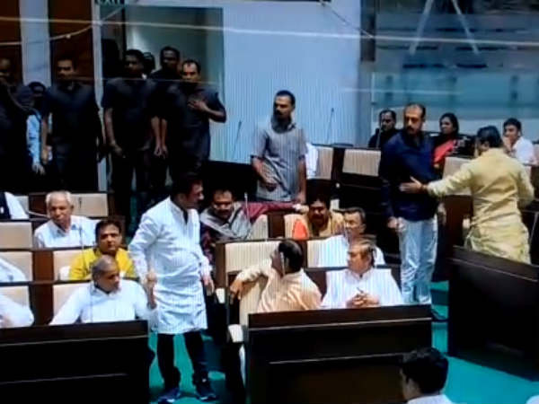 कांग्रेस के पास 68 तो सत्ताधारी भाजपा के पास 103 विधायक