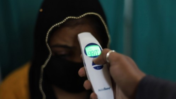 भूखे-प्यासे एयरपोर्ट के बाहर बैठे हैं छात्र