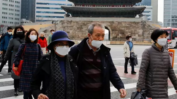 संक्रमित होने के बाद भी लोगों से मिलती रही महिला